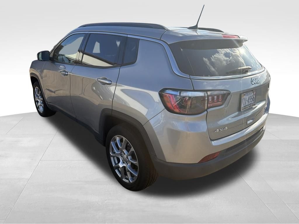 Used 2022 Silver Jeep Latitude Lux image 4