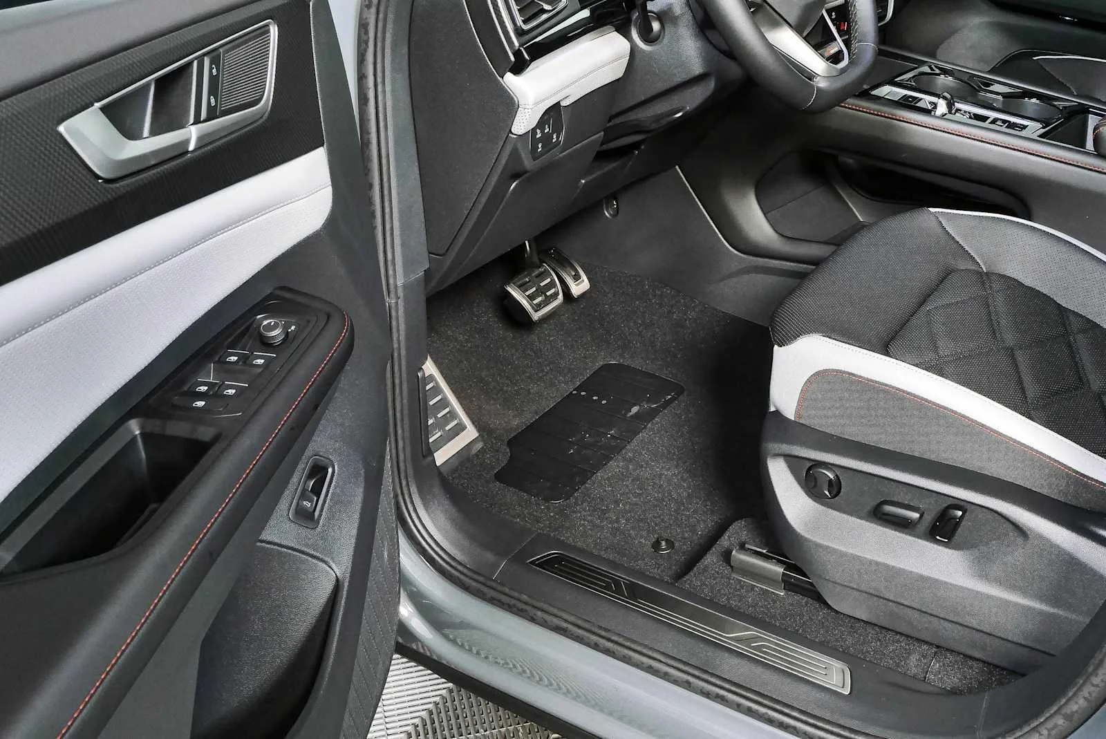 New 2026 Pure Gray Volkswagen 2.0T Peak Edition image 9
