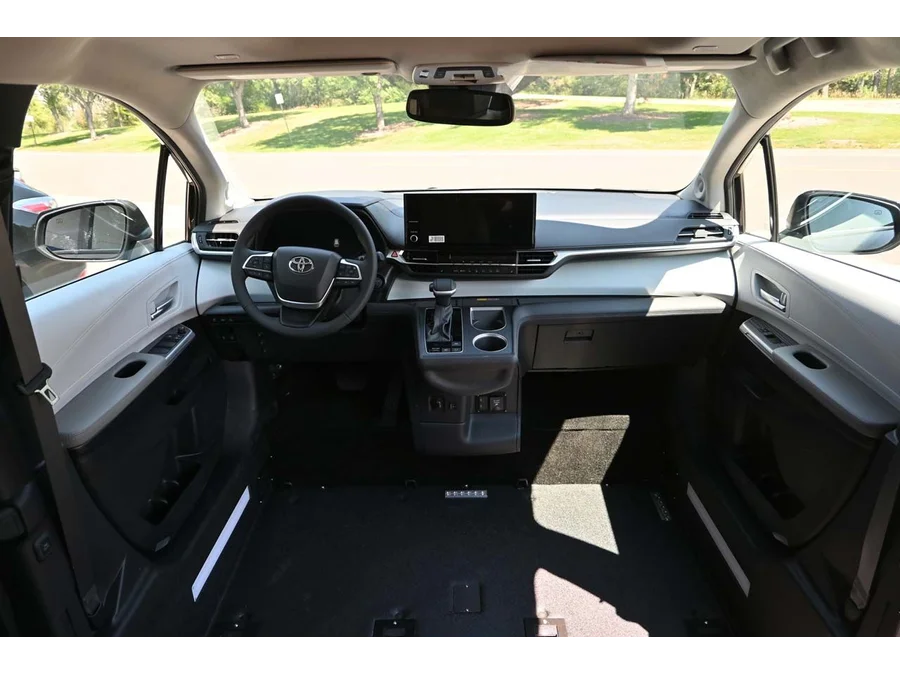 2025 Toyota Sienna XLE - Photo 21
