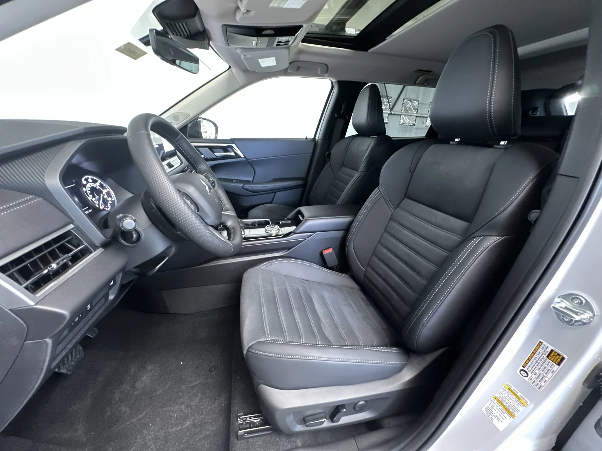New 2026 White Diamond/Black Roof Mitsubishi Trail Edition image 11