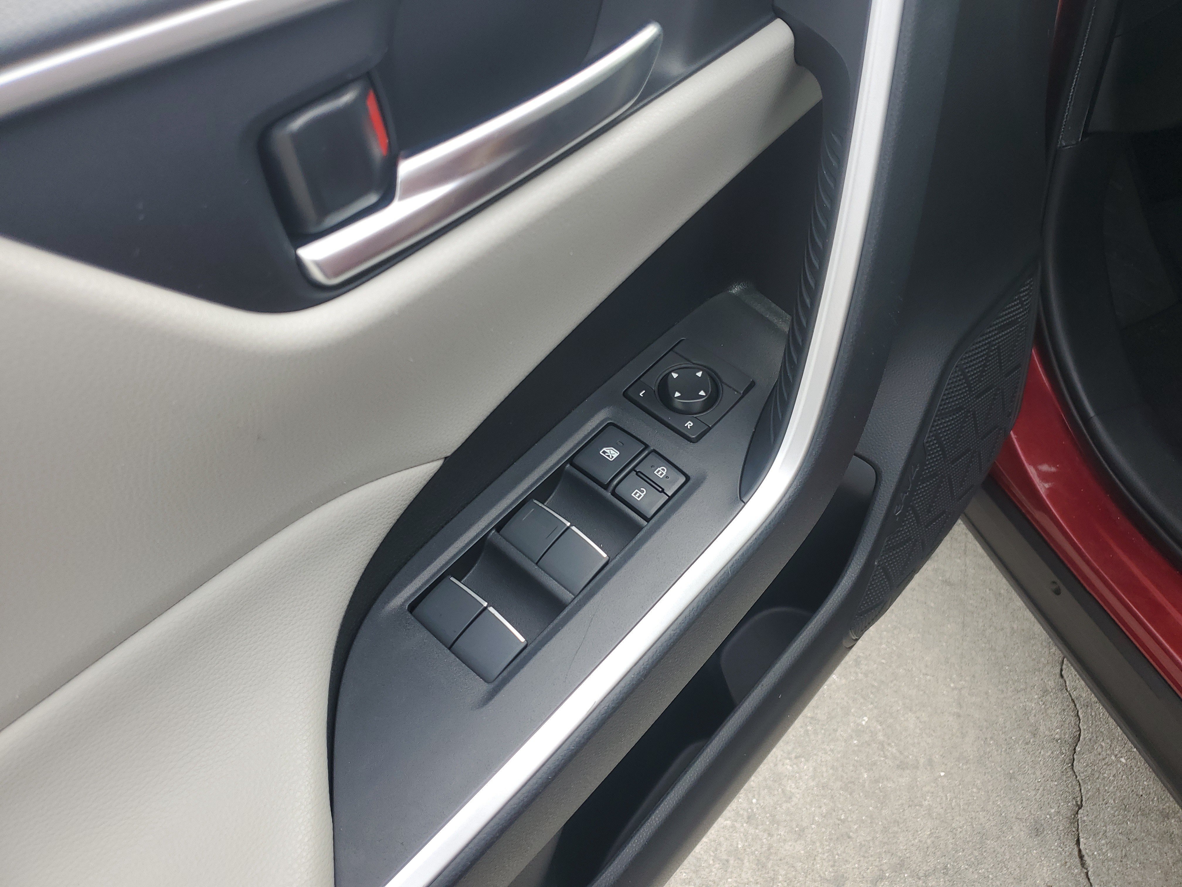 Used 2019 Pearl Toyota XLE Premium image 25