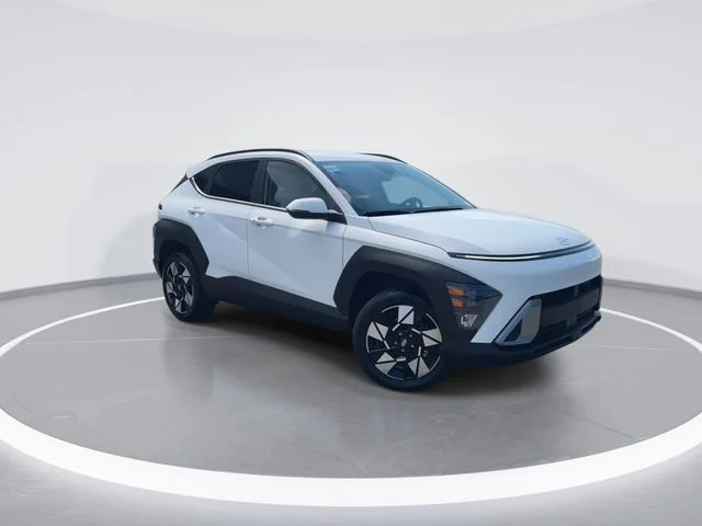 Used 2025 White Hyundai SEL image 2