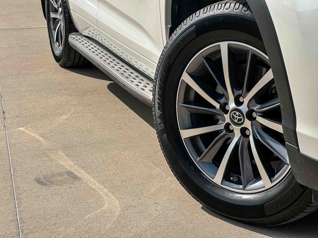 Used 2018 White Toyota XLE image 9