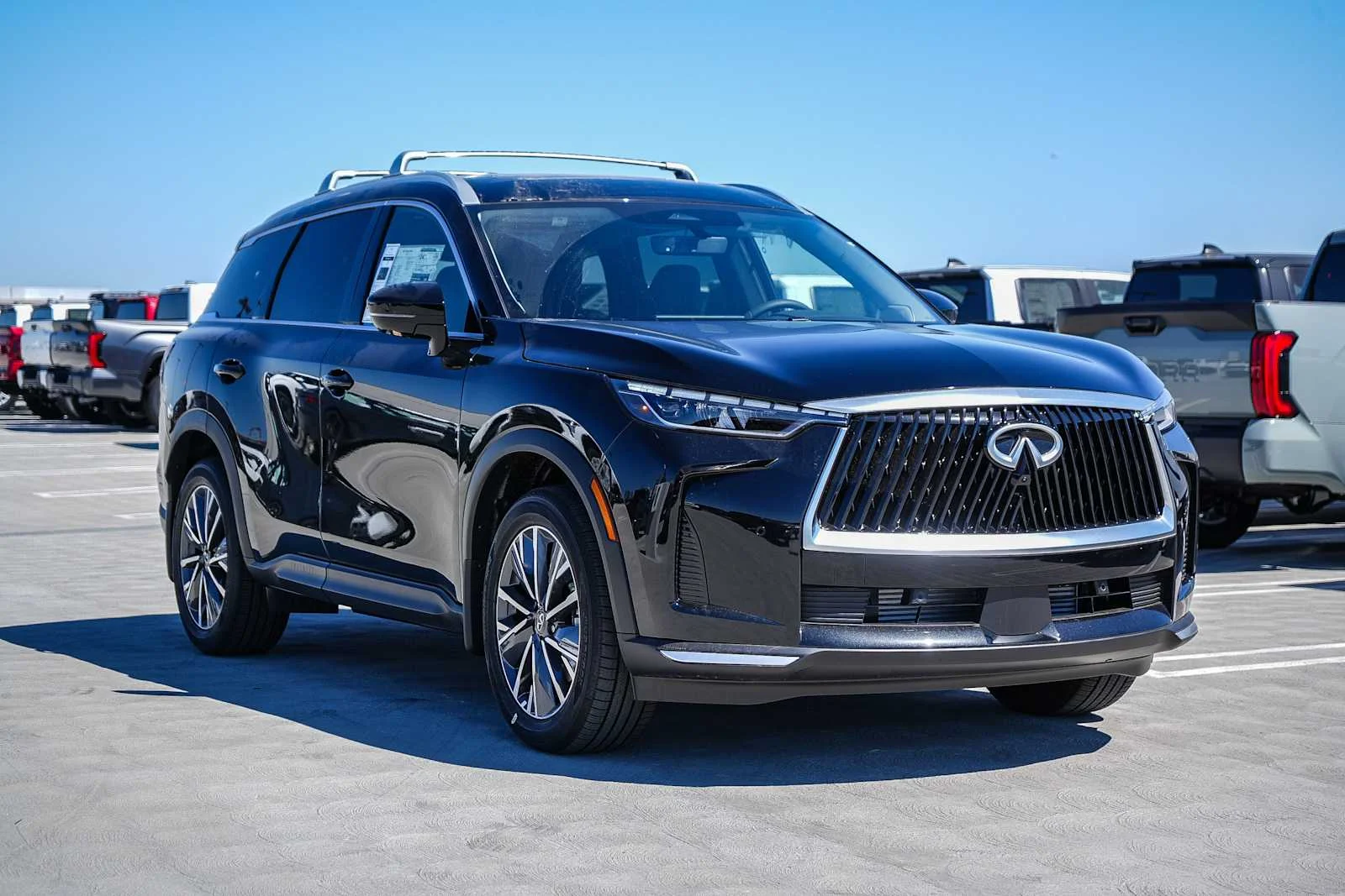 New 2027 MINERAL BLACK INFINITI Luxe FWD image 3