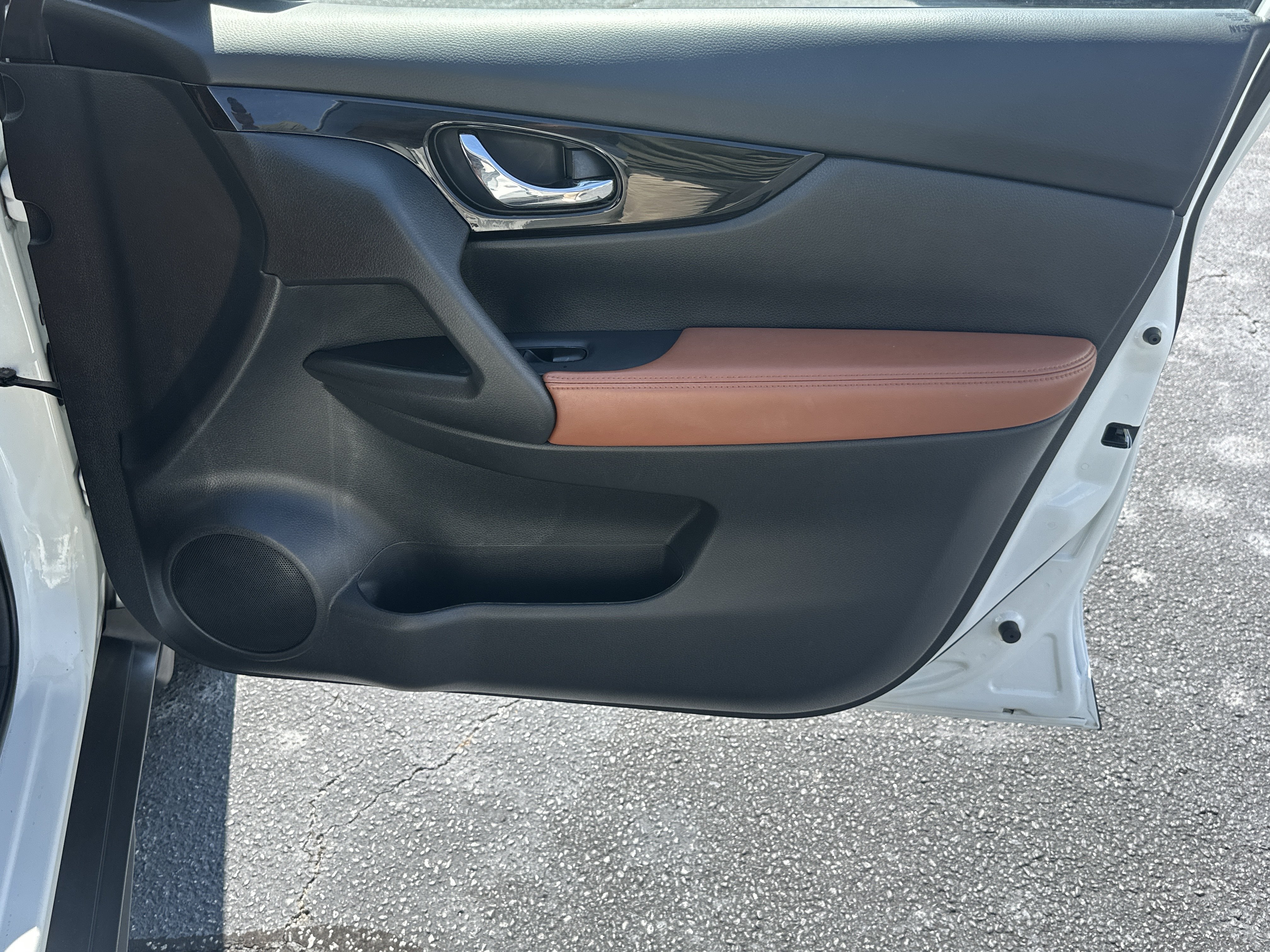 Used 2019 Pearl White Tricoat Nissan SL image 15
