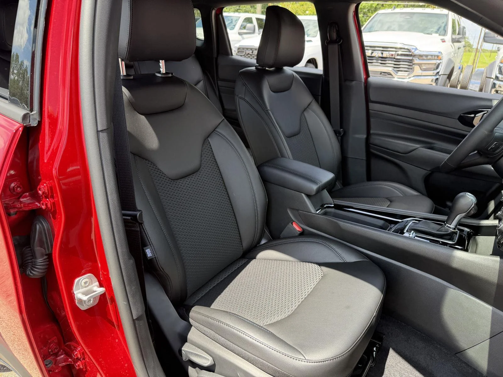 New 2026 Red Hot Pearl-Coat Exterior Paint Jeep Latitude Altitude image 21