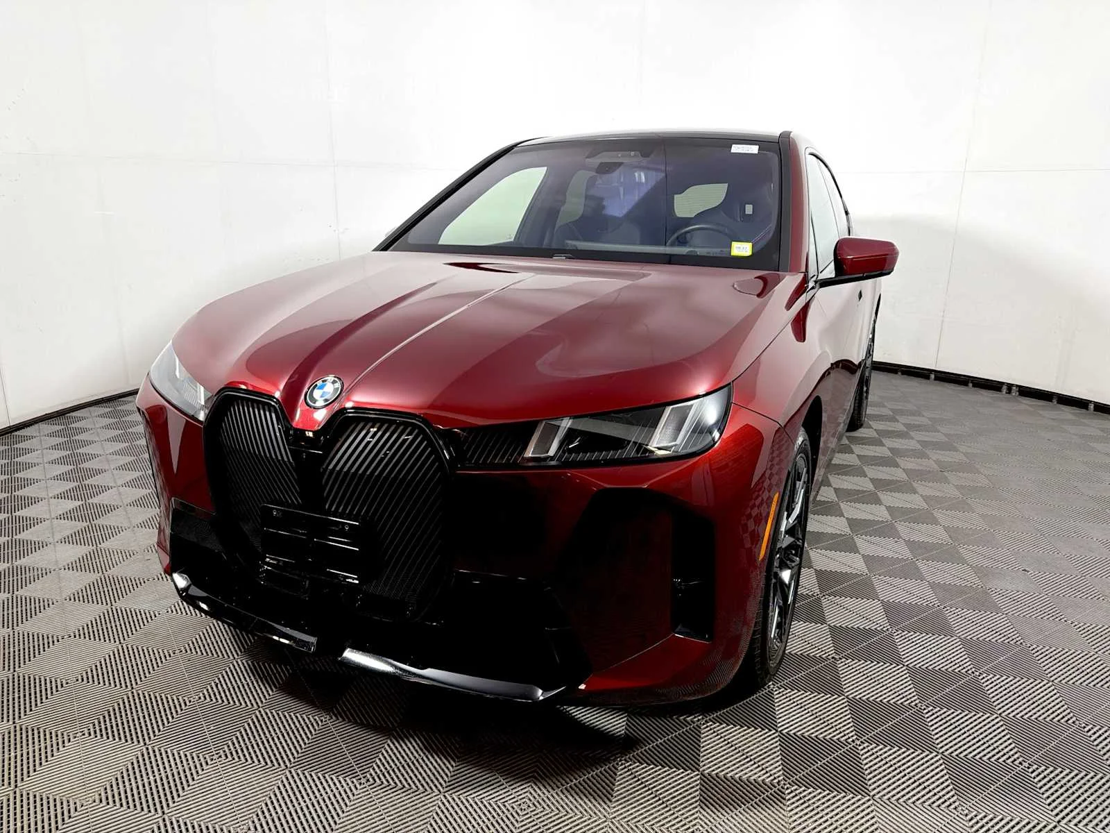 Used 2026 Aventurin Red Metallic BMW xDrive60 image 3