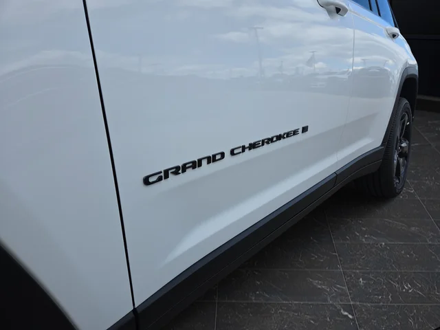 New 2025 Bright White Clear-Coat Exterior Paint Jeep Altitude X image 38