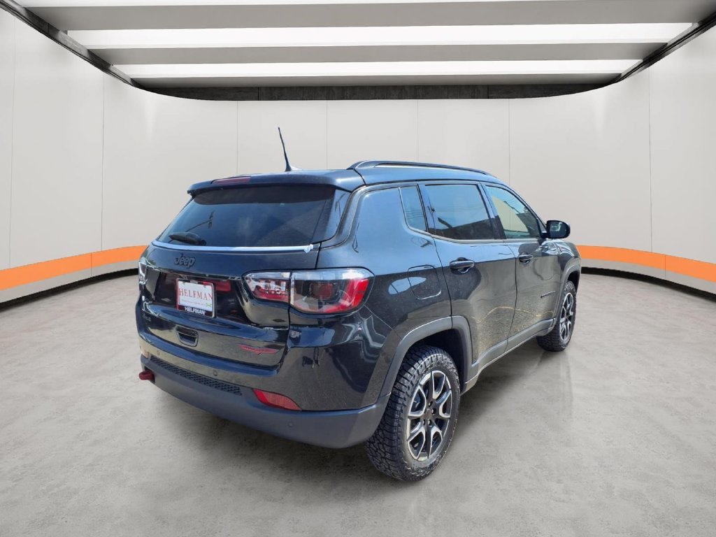 New 2026 Diamond Black Crystal Pearl-Coat Exterior Paint Jeep Trailhawk image 6
