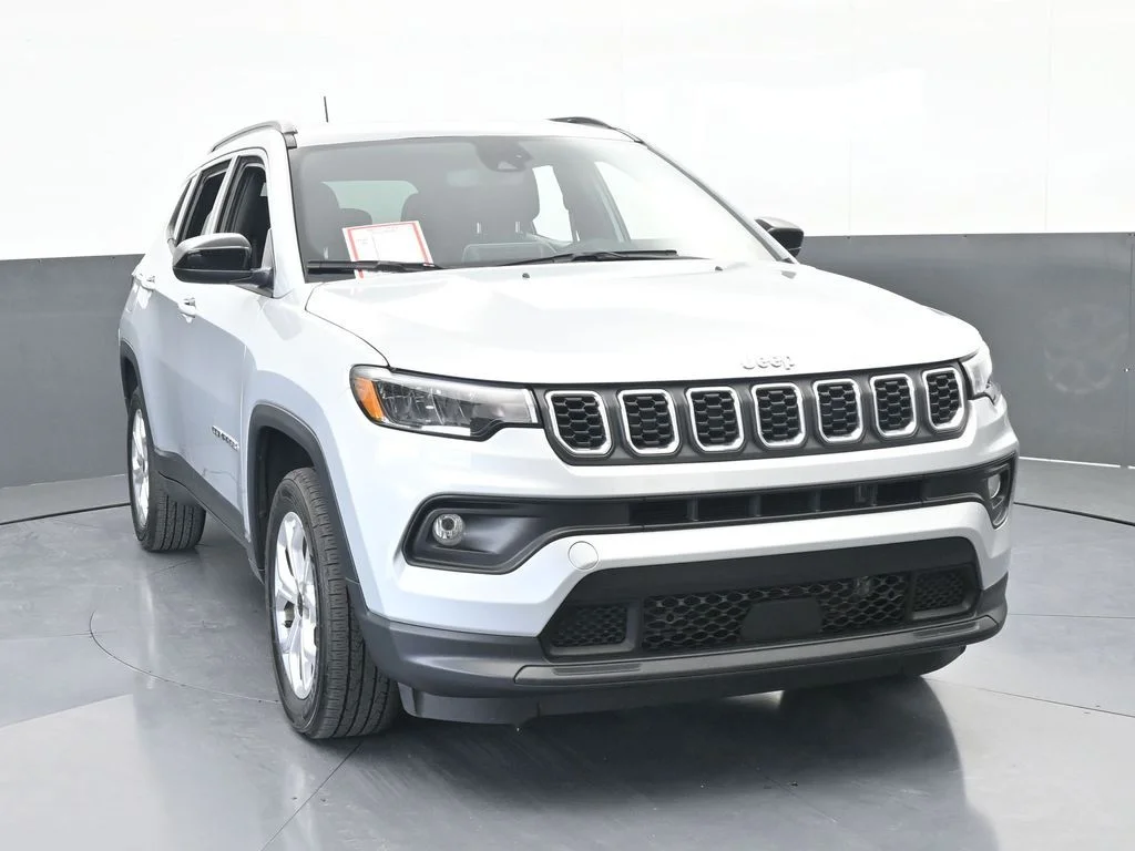 Used 2025 Silver Zynith Metallic Clearcoat Jeep Latitude image 9