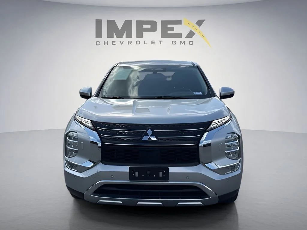 Used 2022 Silver Mitsubishi SE image 8