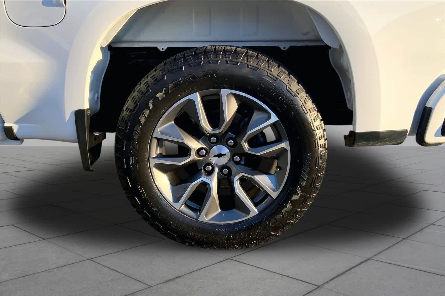 Used 2024 Summit White Chevrolet RST image 10