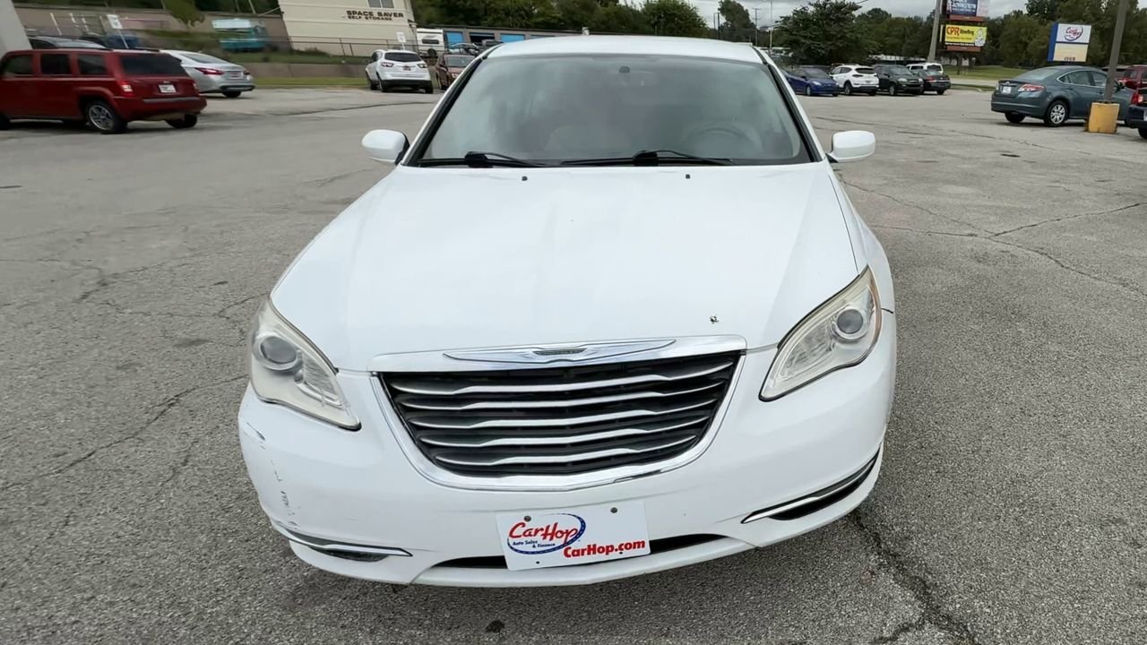 2013 Chrysler 200 Touring photo 2