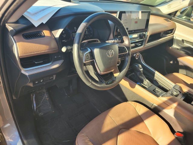 Used 2025  Toyota Platinum image 12