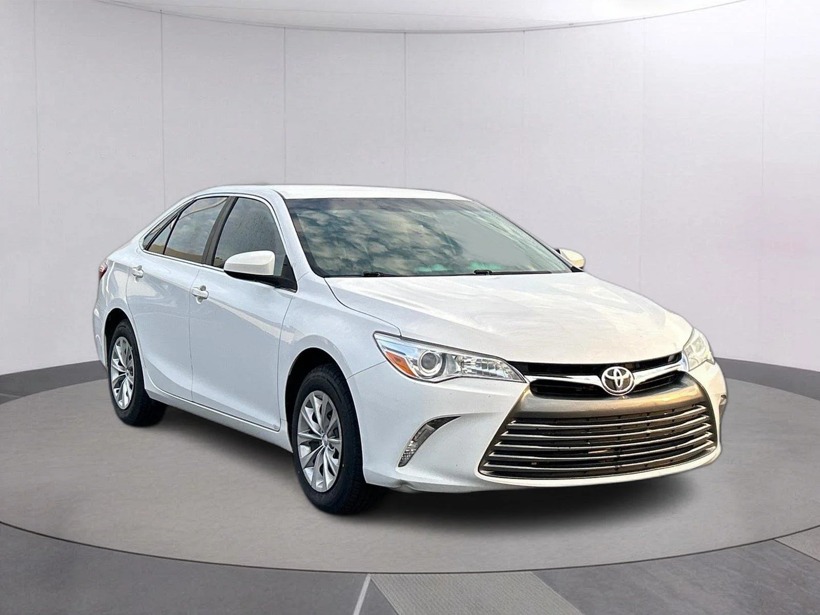 Used 2017 Super White Toyota XSE image 9