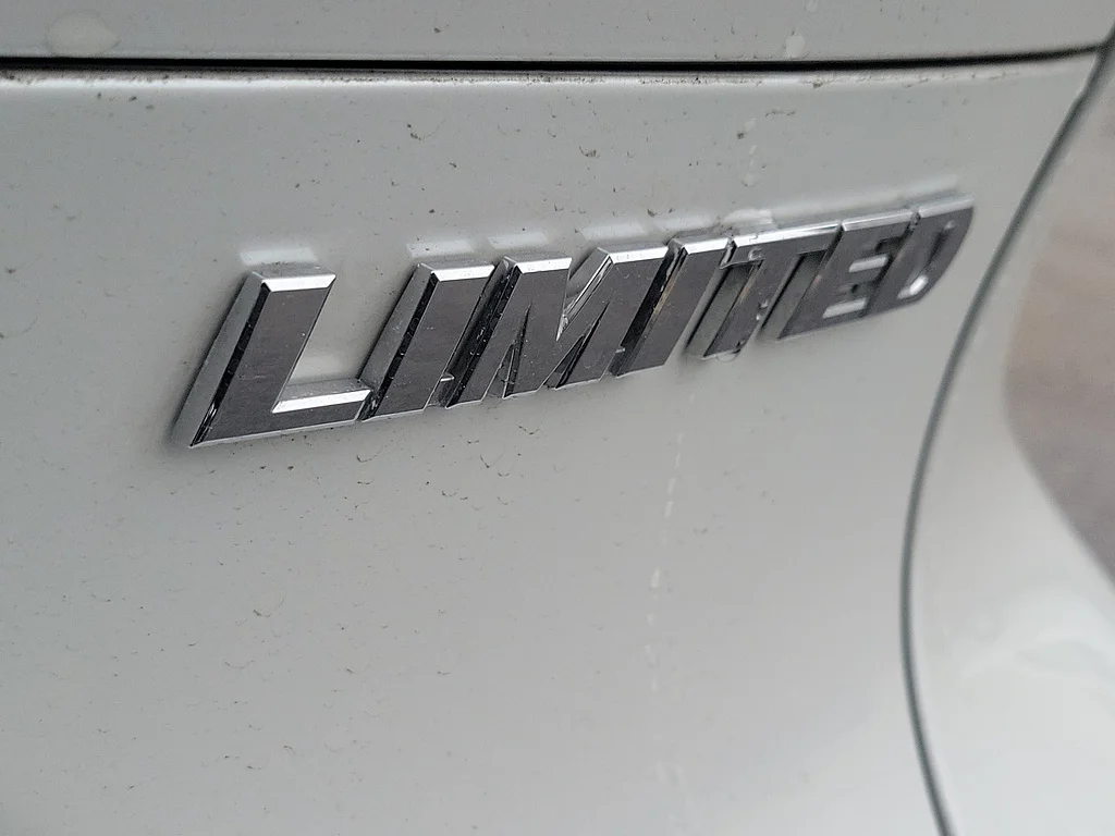 2023 Toyota Venza Limited, photo 7 of 12