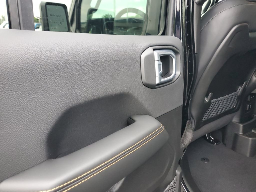 New 2026 Black Clear-Coat Exterior Paint Jeep Sahara image 12