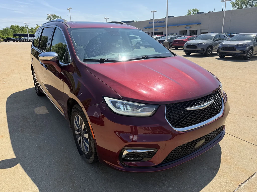 Used 2021 Velvet Red Pearl Coat Chrysler Limited image 2