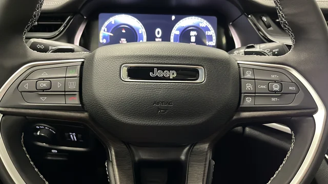 New 2026 Diamond Black Crystal Pearl-Coat Exterior Paint Jeep Altitude image 16