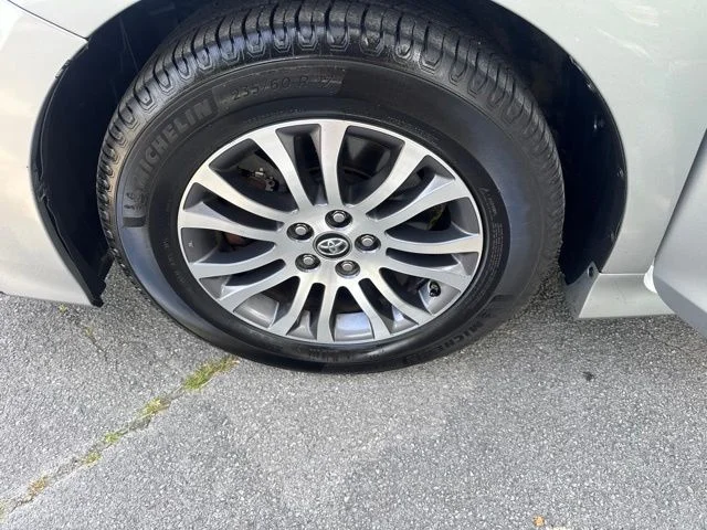 Used 2019 Silver Toyota XLE image 18