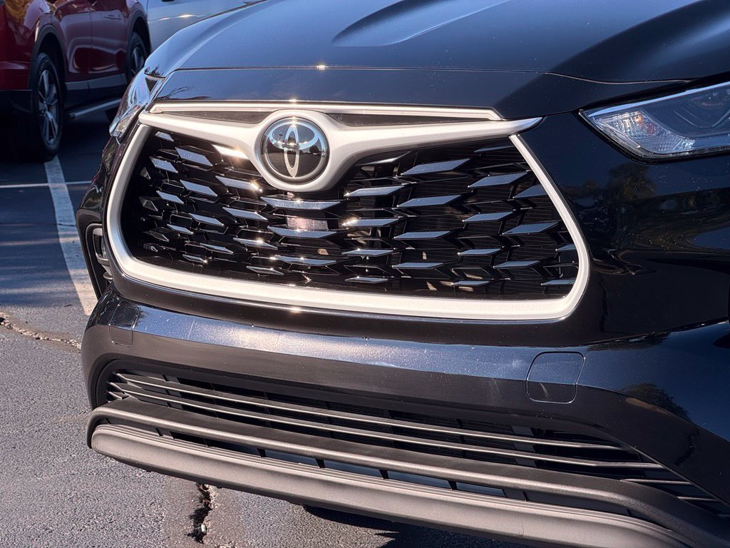 Used 2022 Black Toyota XLE image 8