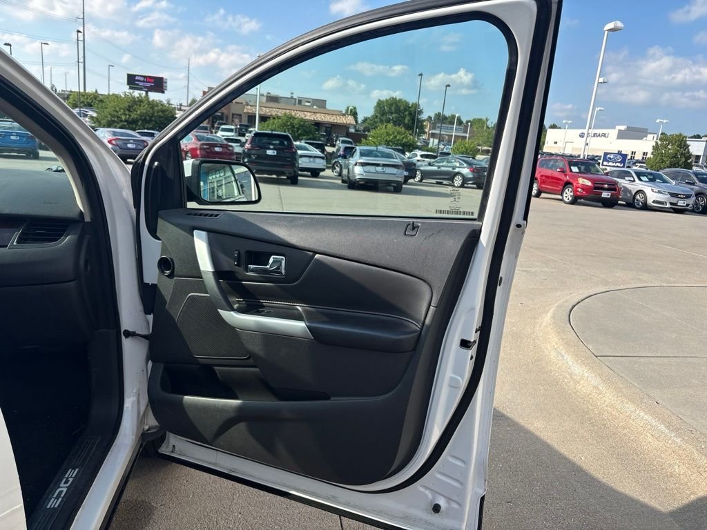 Used 2014 White Platinum Clearcoat Metallic Ford Limited image 25