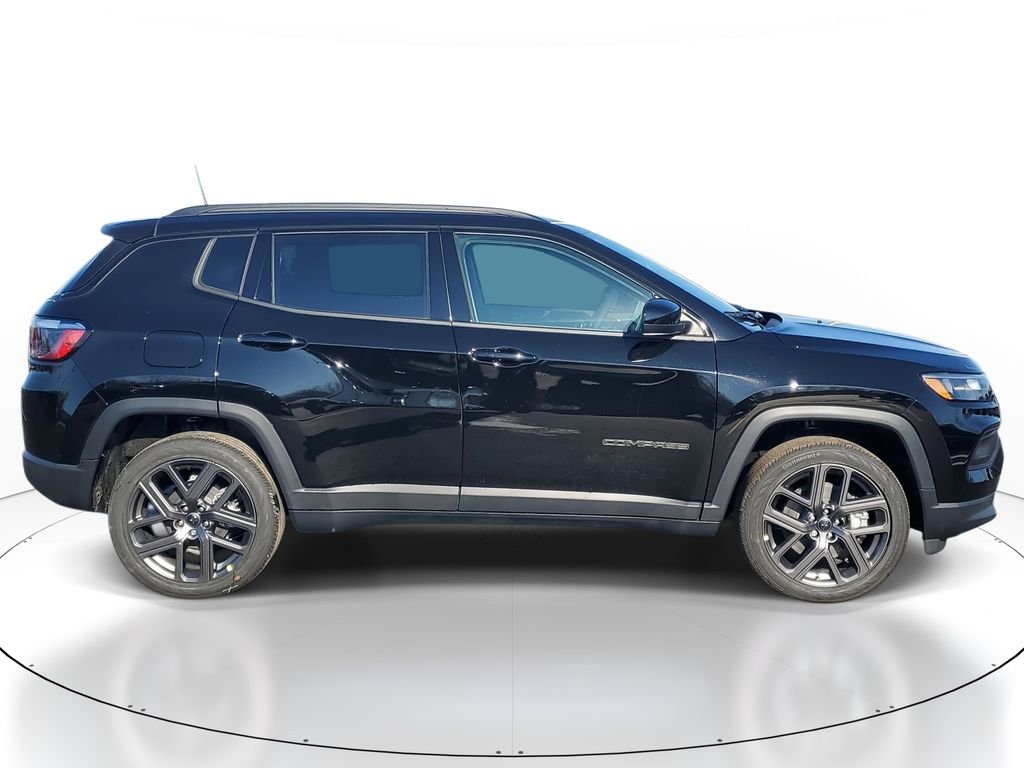 New 2026 Diamond Black Crystal Pearlcoat Jeep Latitude image 4