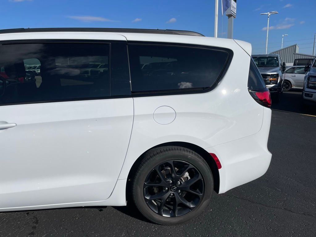 Used 2025 White Chrysler Limited image 30