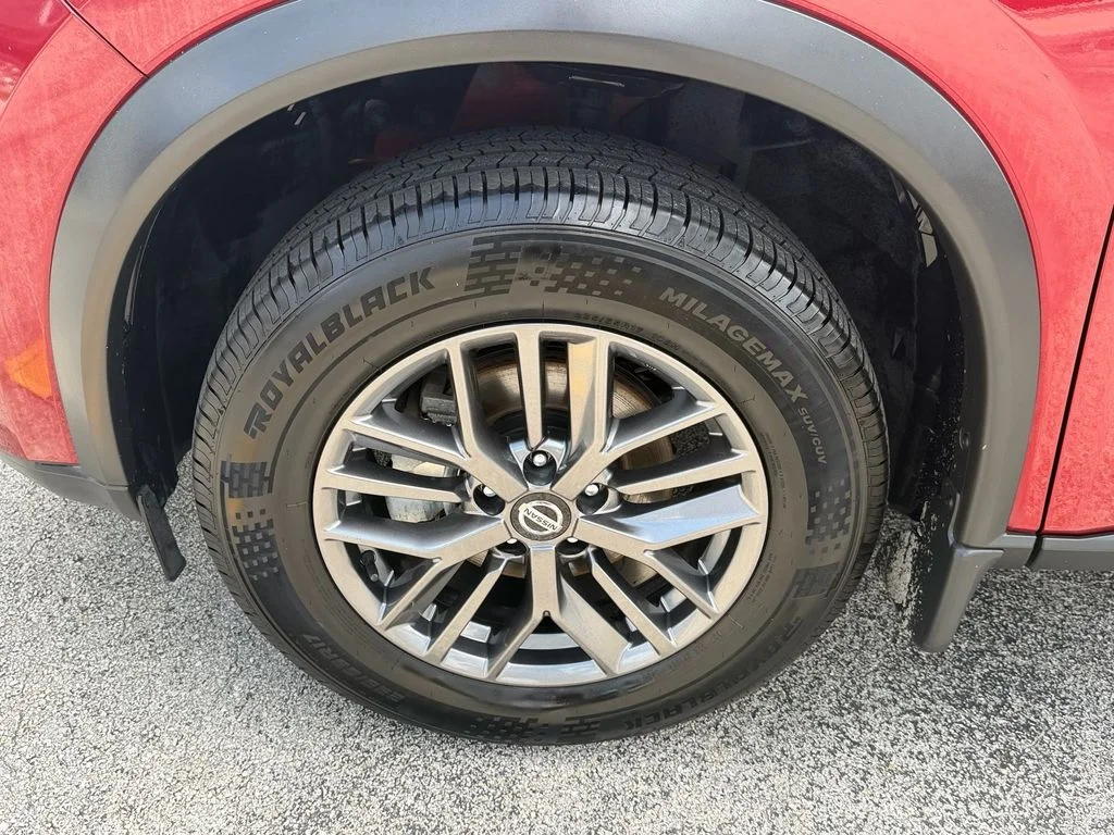 Used 2021 Red Nissan S image 18