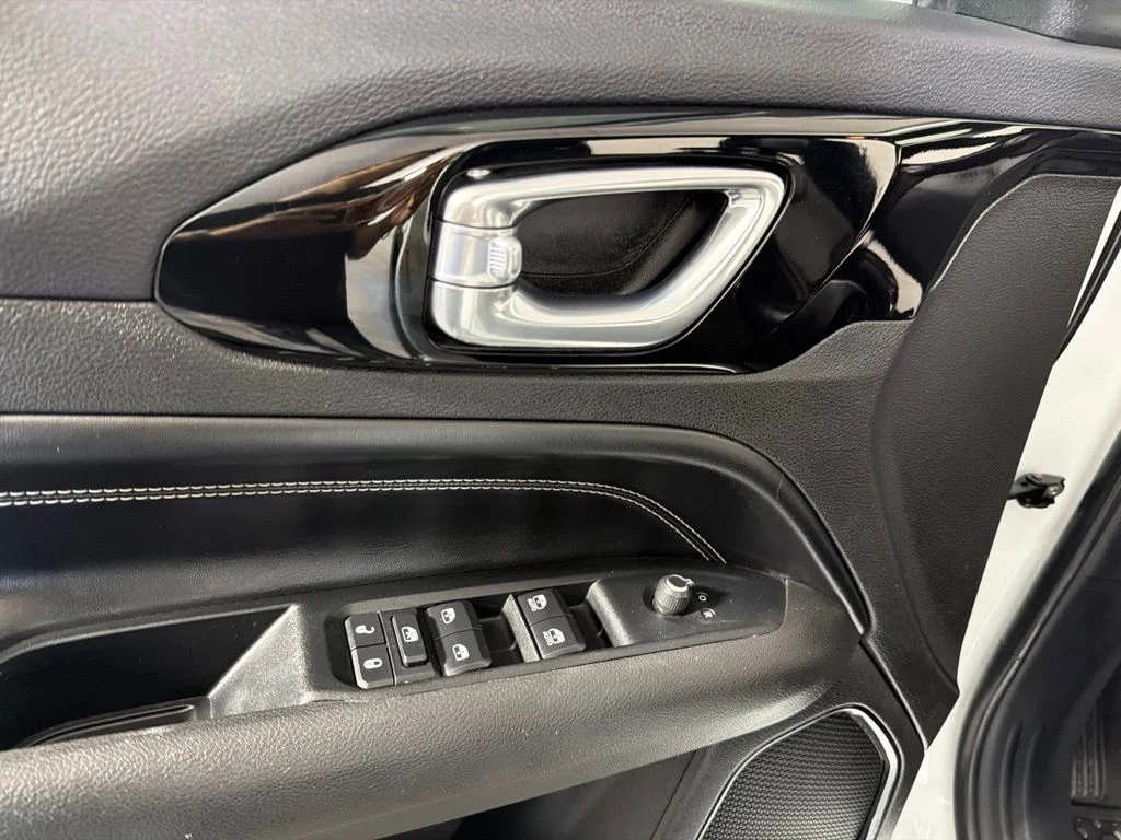 Used 2022 White Jeep Latitude image 9