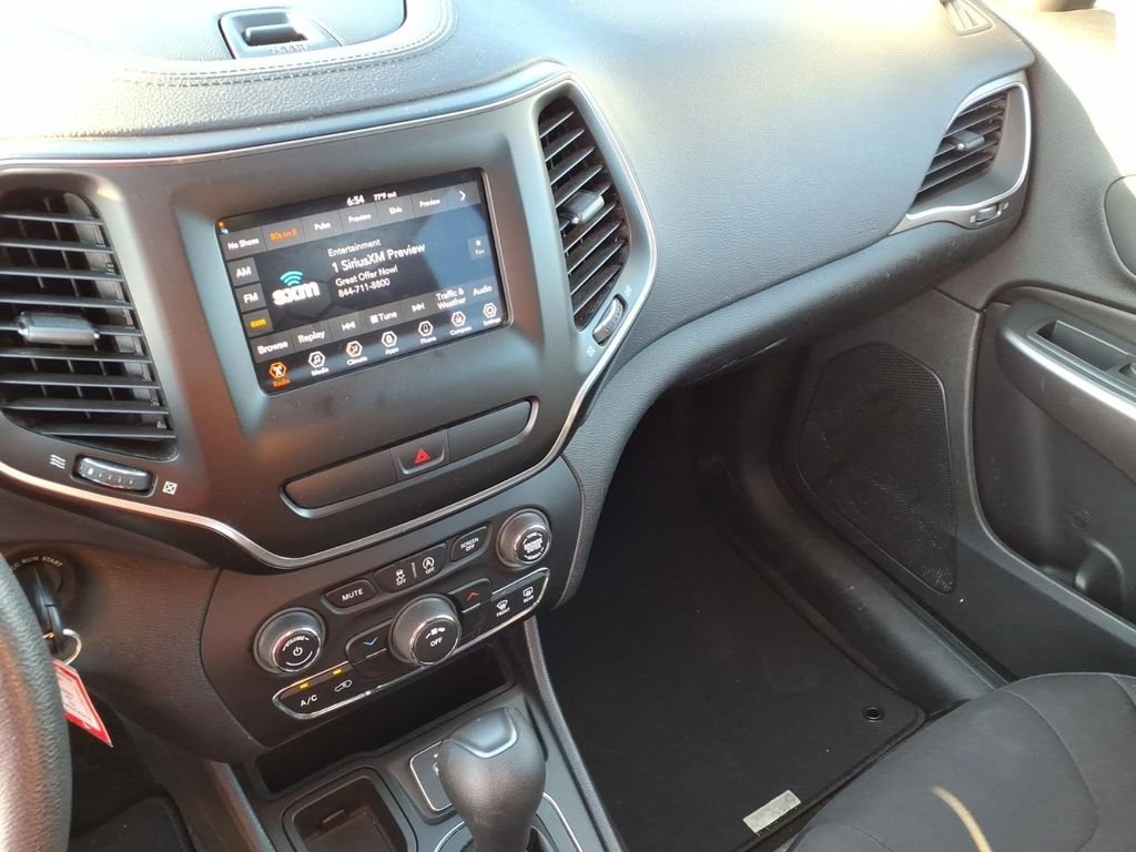 Used 2019 Velvet Red Pearlcoat Jeep Latitude image 6