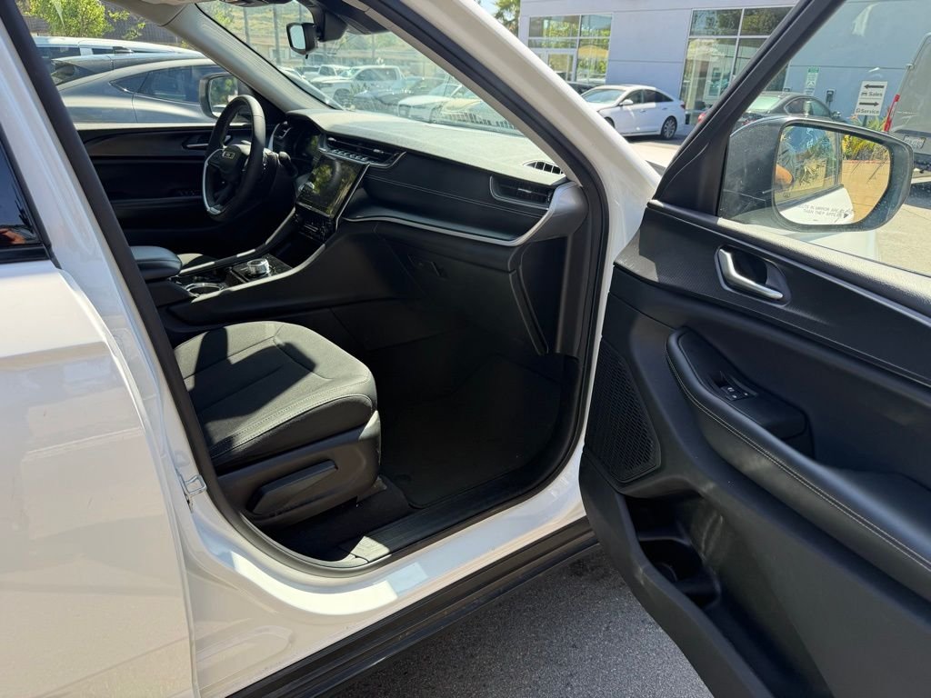 Used 2023 White/off-white Jeep Laredo image 15