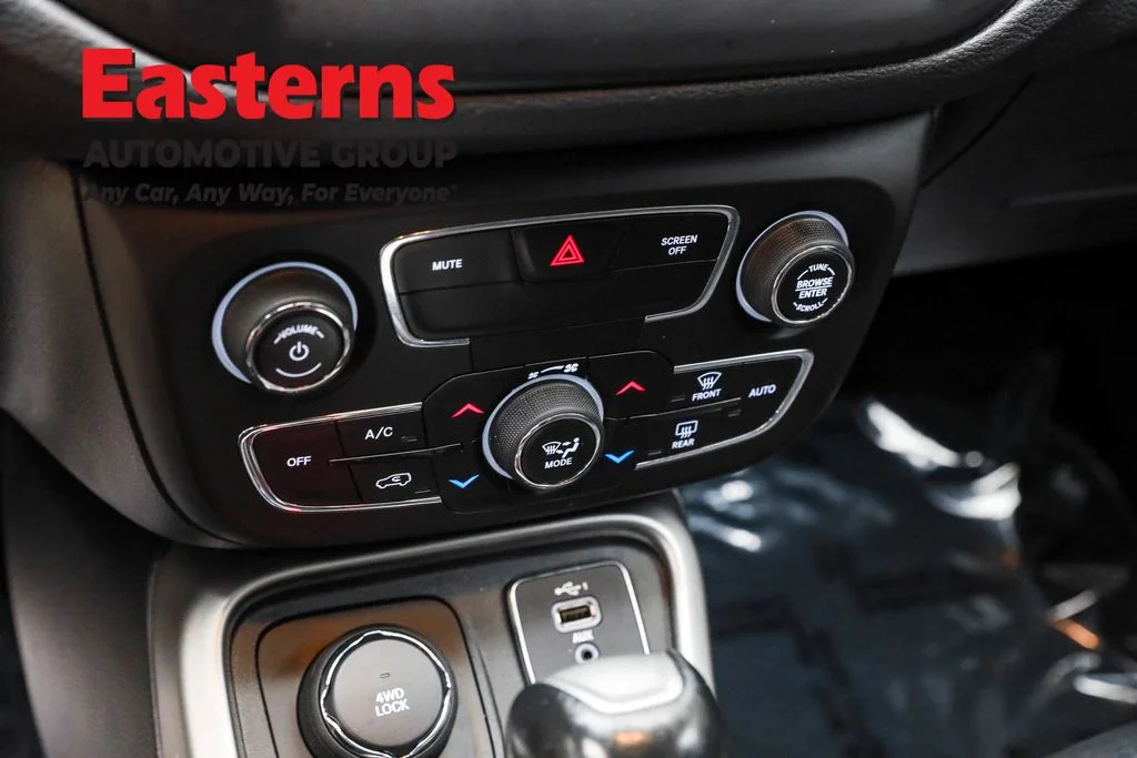 Used 2019 White Jeep Latitude image 20