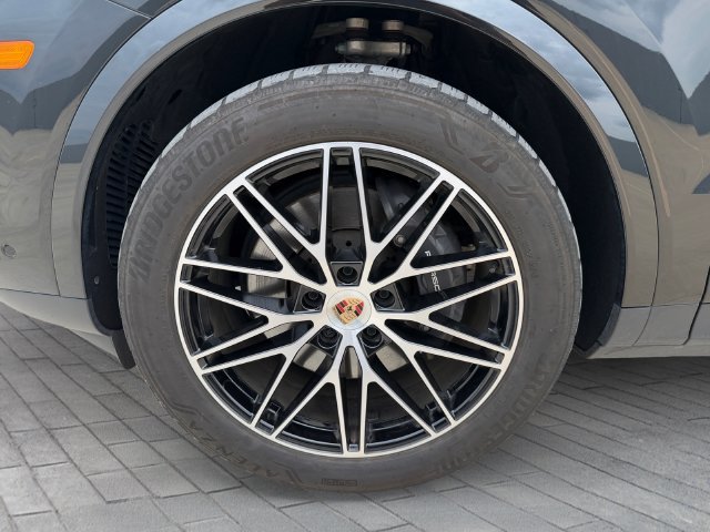 Used 2025  Porsche Base image 9