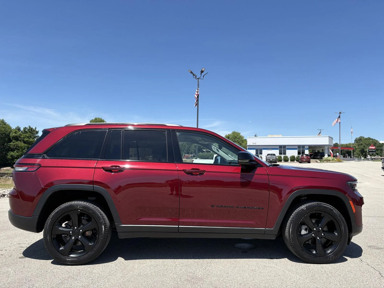 Used 2023 Velvet Red Pearlcoat Jeep Limited image 22