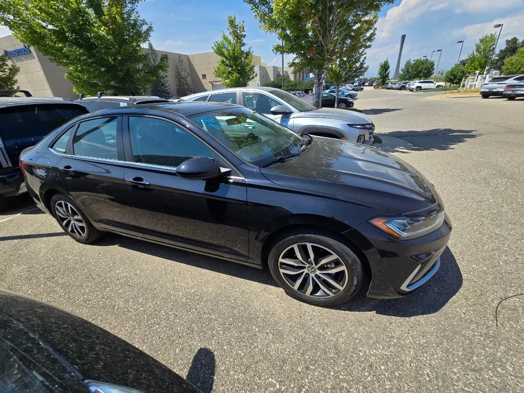 Used 2025 Deep Black Pearl Volkswagen SE image 18