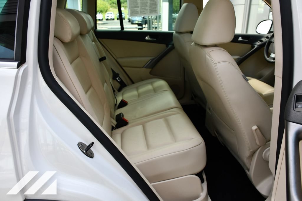 Used 2010  Volkswagen SE image 25