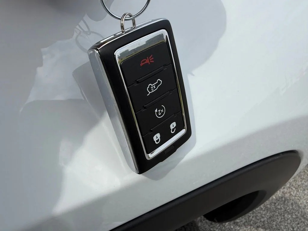 New 2026 Bright White Clear-Coat Exterior Paint Jeep Limited image 30