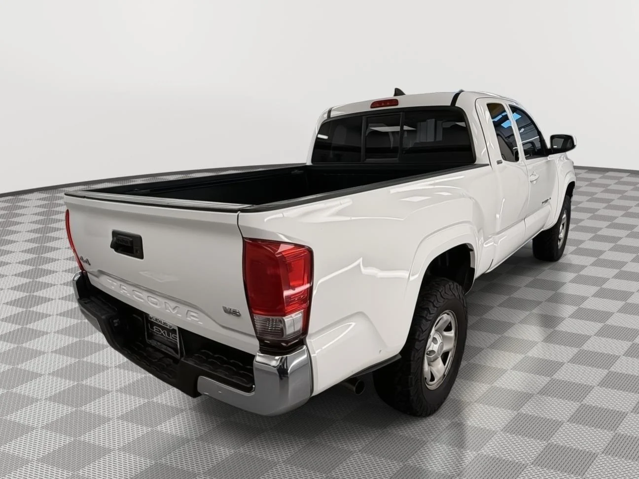 Used 2016 Super White Toyota SR5 image 6