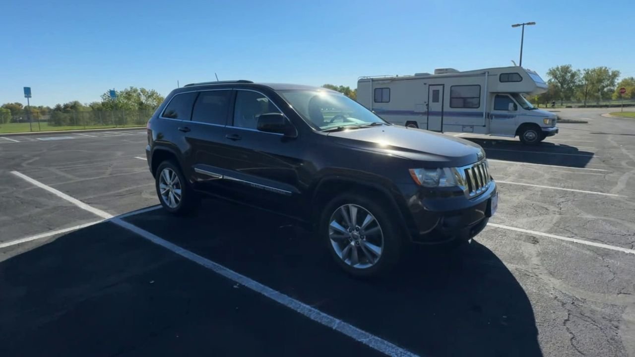 2013 Jeep Grand Cherokee Laredo Sport photo 2