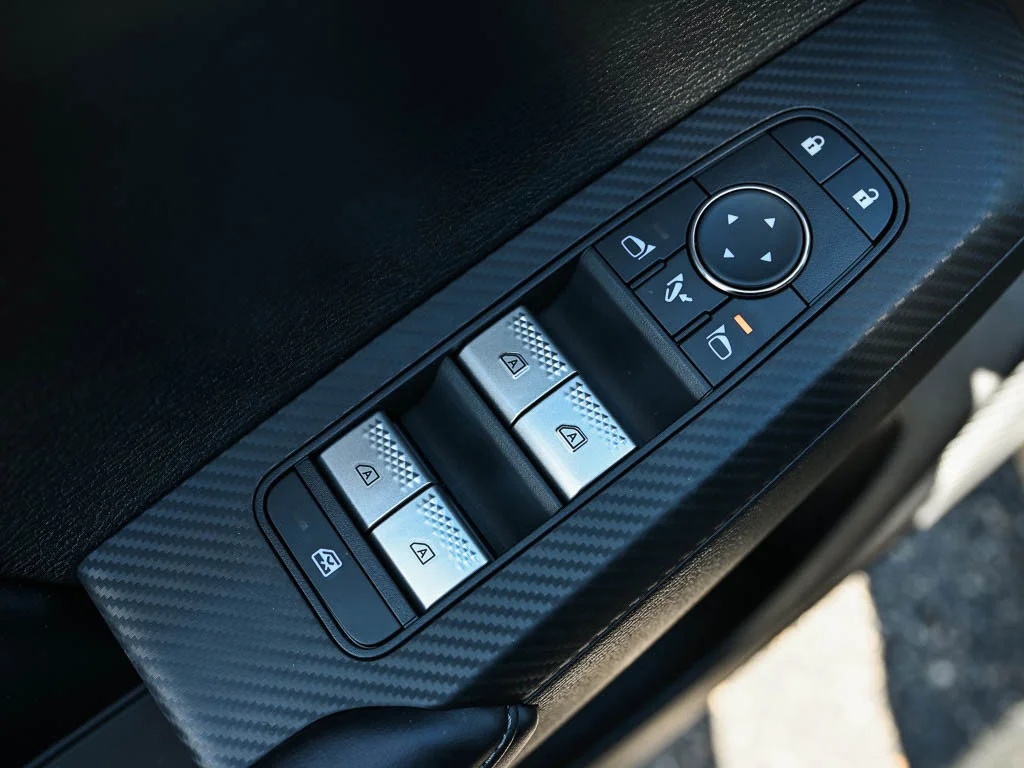 New 2025 Labrador Black Pearl Mitsubishi SE image 17