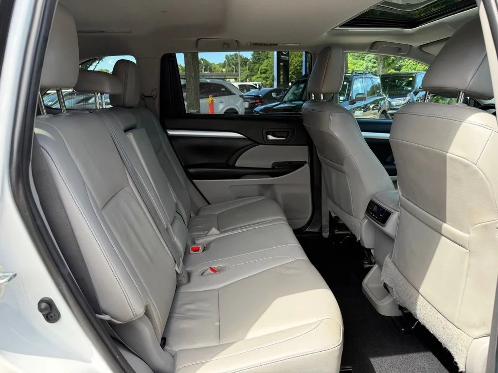 Used 2019 White Toyota XLE image 33