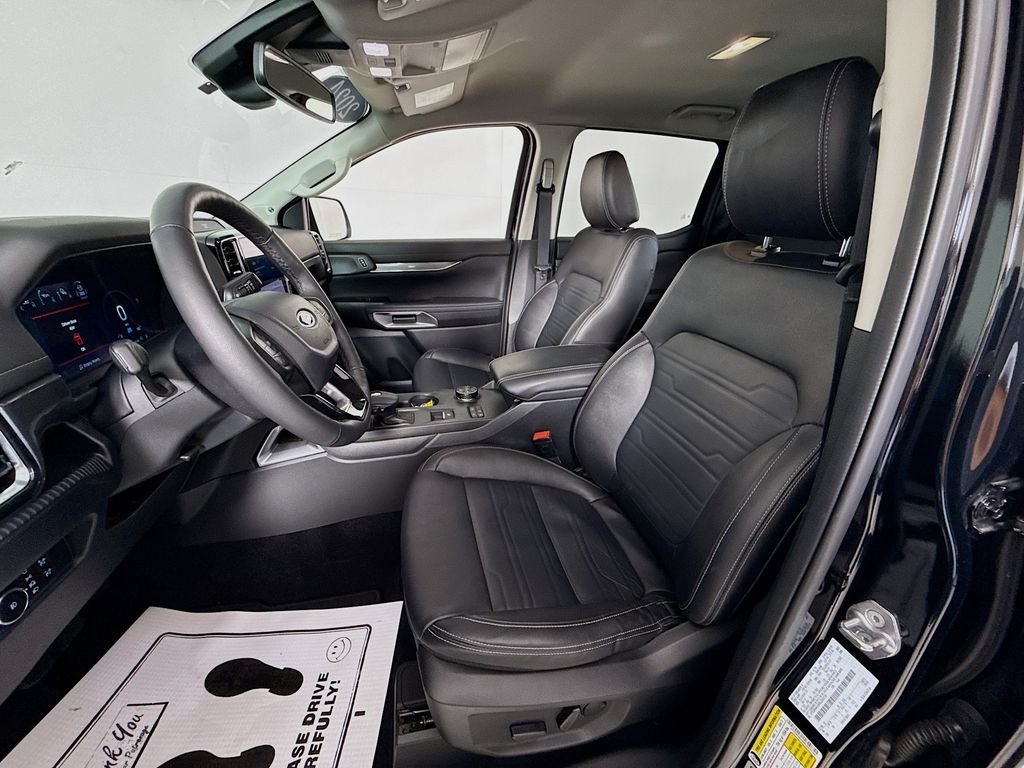 Used 2024  Ford LARIAT image 2