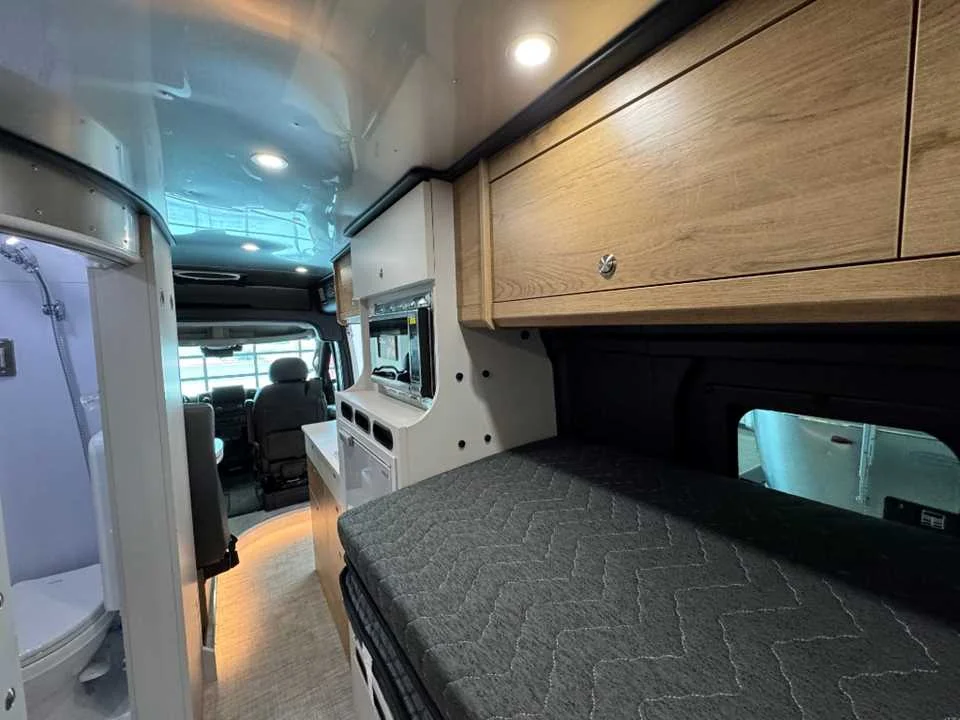 New 2027 BRIGHT SILVER METALLIC AIRSTREAM  image 24