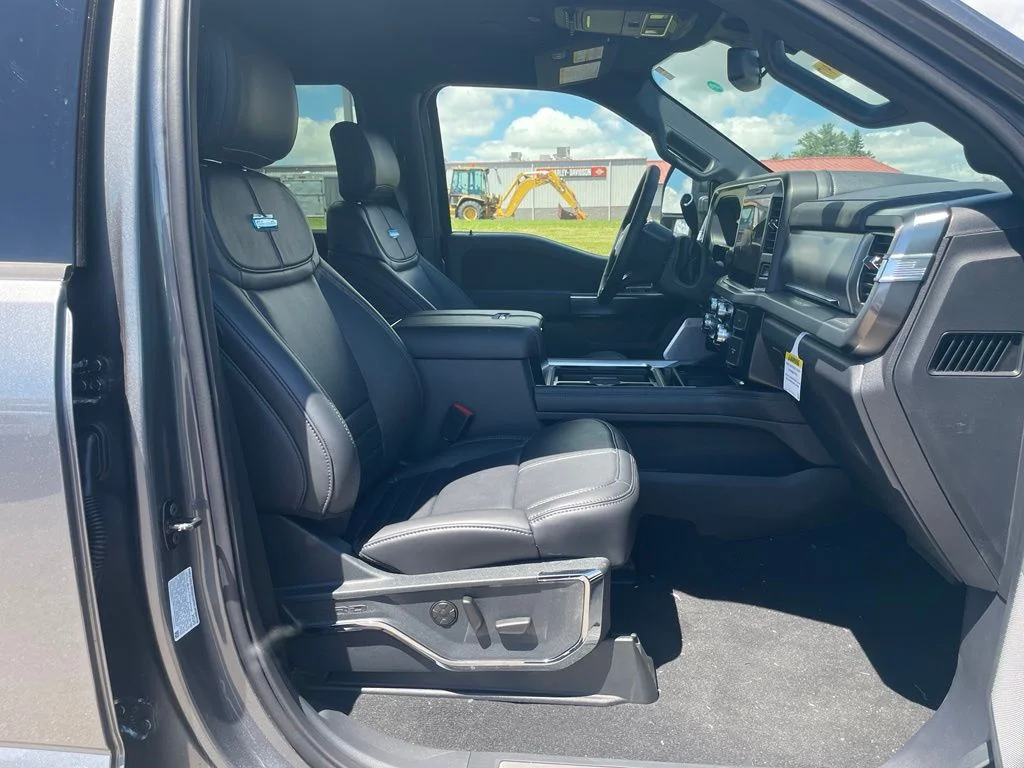 2025 Ford F-350 Super Duty Platinum - Photo 16