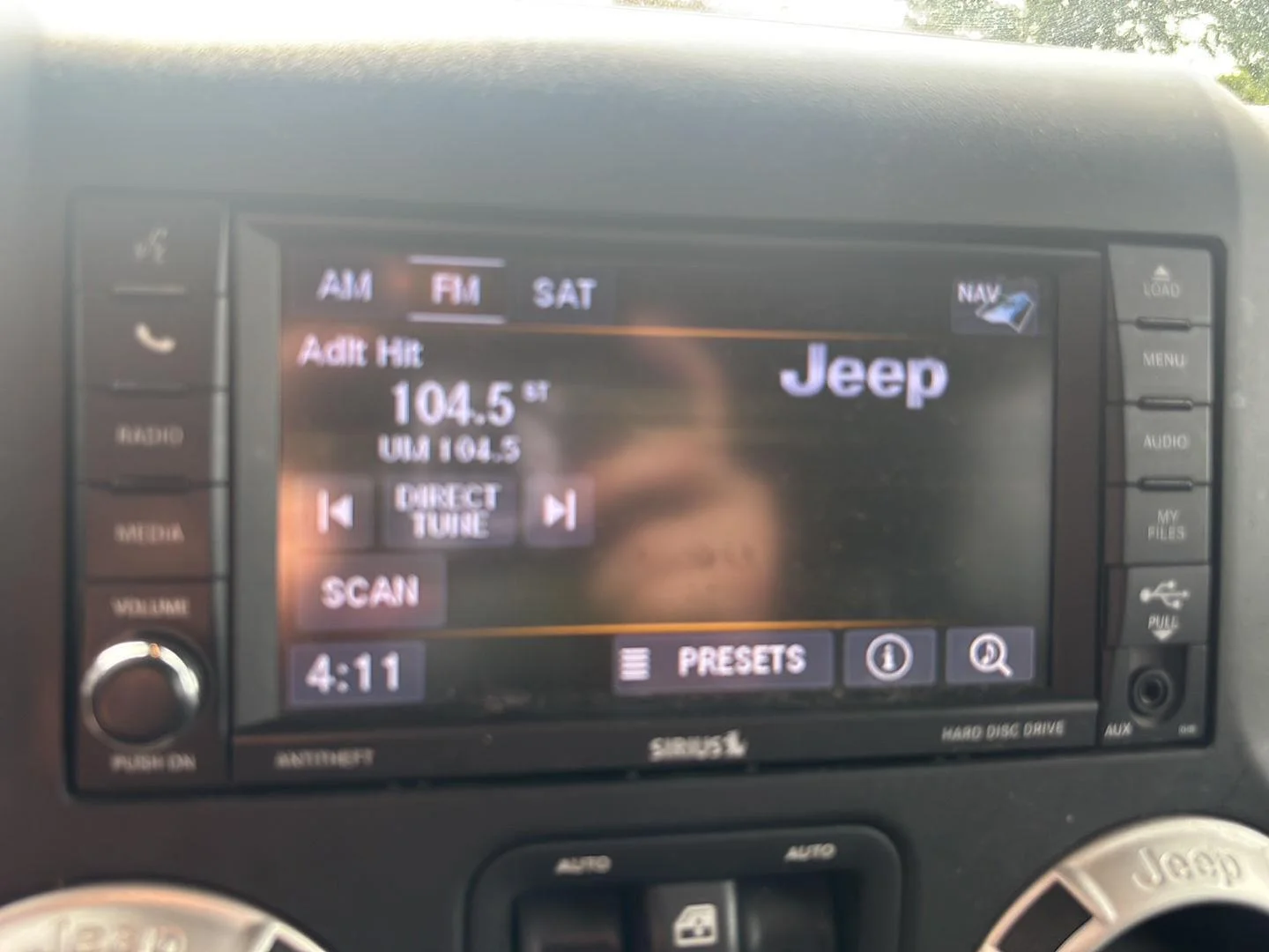Used 2018 Billet Metallic Jeep Sahara image 10
