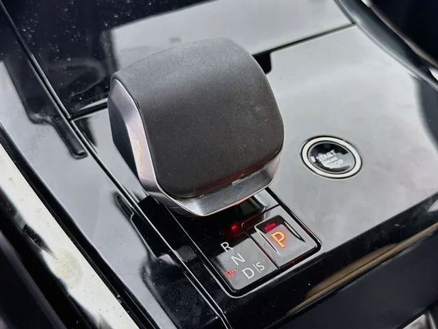 Used 2024 Blue Land Rover SE image 19