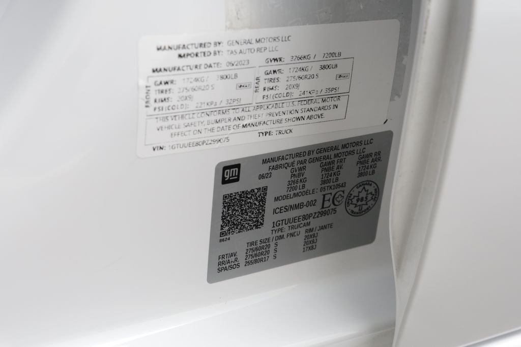 Used 2023 White GMC AT4 image 29