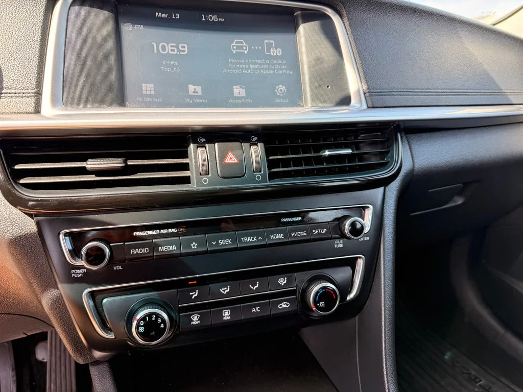 Used 2020 Silver Kia SE image 24