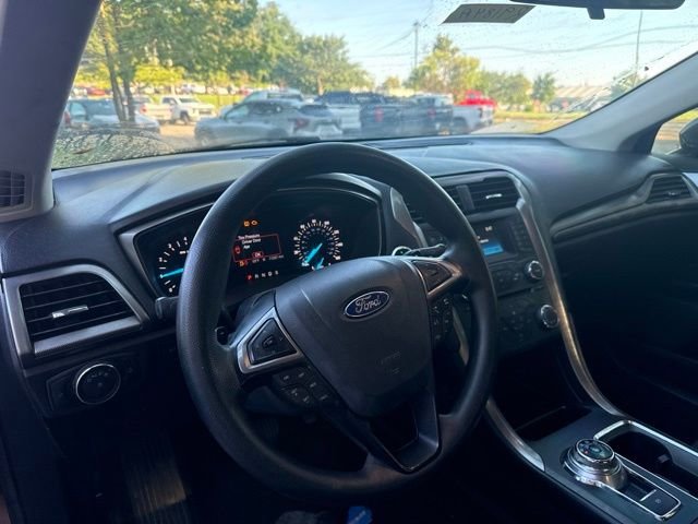 Used 2017 Red Ford SE image 8